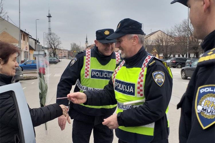 Slika /PU_VS/Akcije/policajci obilježeli dan žena/IMG-20200308-WA0000.jpg